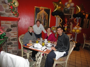Bruno, Jezebel, Nadine, and Henry having breakfast at the Nuevo Posada
